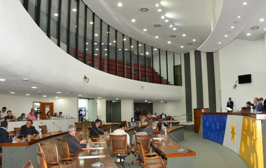 Projetos na AL preveem aumento de salários de deputados, governador e secretários