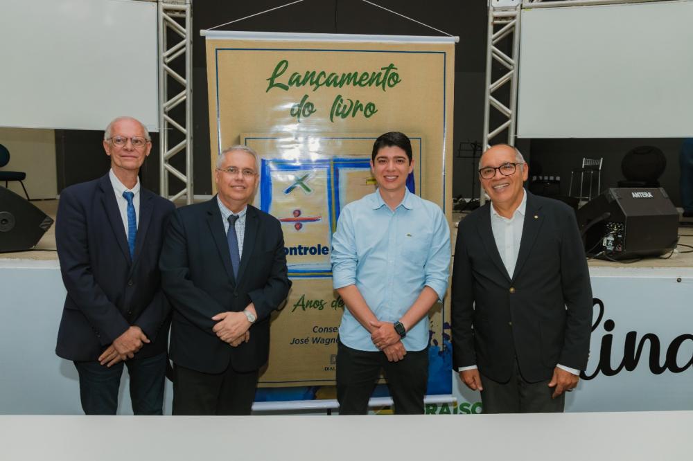 Prefeito Celso Morais prestigia lançamento do livro Controle Externo – 30 Anos de Julgados