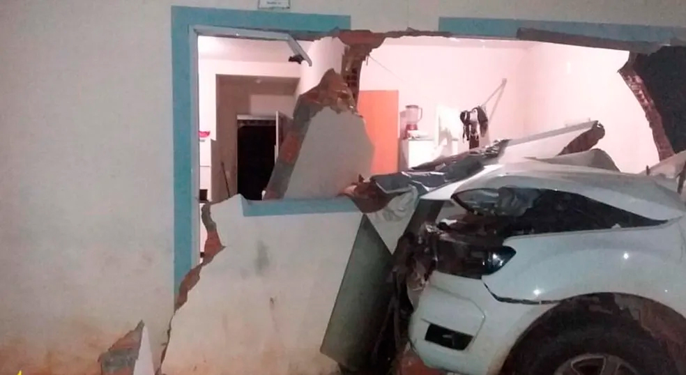 Motorista suspeito de dirigir embriagado é preso após perder controle de carro e invadir casa