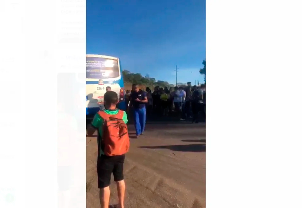 Passageiros levam susto após ônibus sair da pista e bater em grade de proteção de rodovia em Palmas