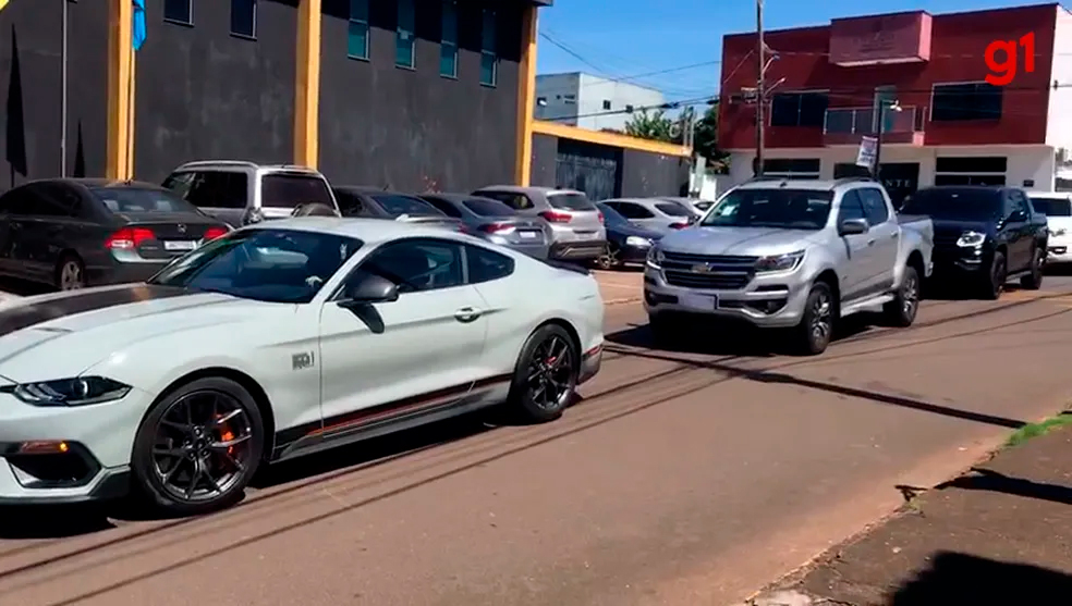 Vídeo mostra comboio de carros de luxo apreendidos chegando à PF durante operação contra tráfico internacional de cocaína