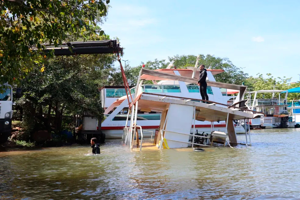 VÍDEO: Flutuante com carregamento de madeira naufraga em praia de Palmas