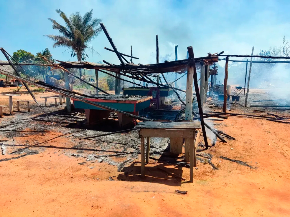 Casa em assentamento de Araguatins pega fogo e fica destruída