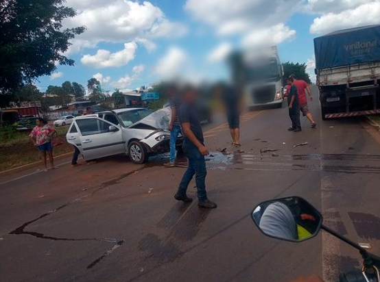 Acidente envolvendo uma carreta e um carro de passeio, em um cruzamento da BR -153