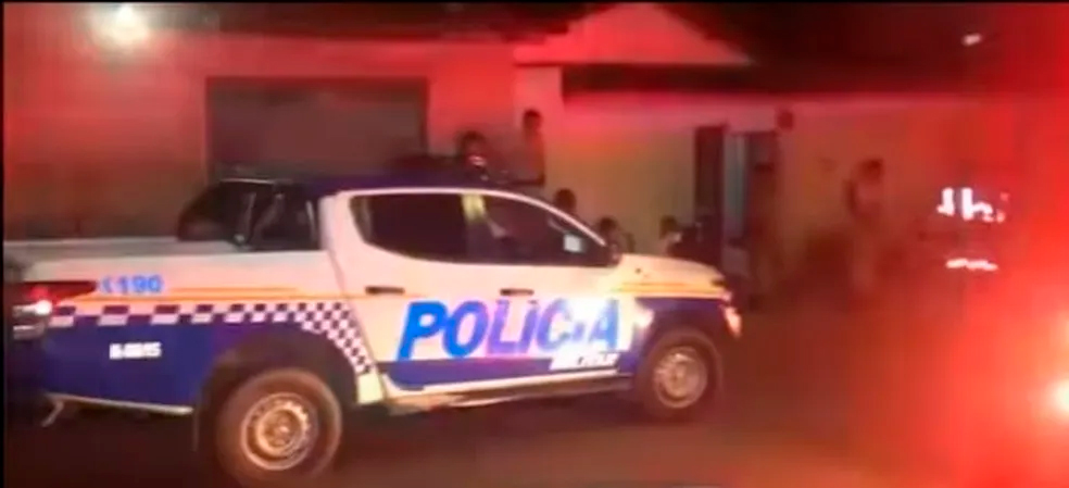 Homem é baleado com três tiros na porta de casa e morre ao tentar correr para a garagem