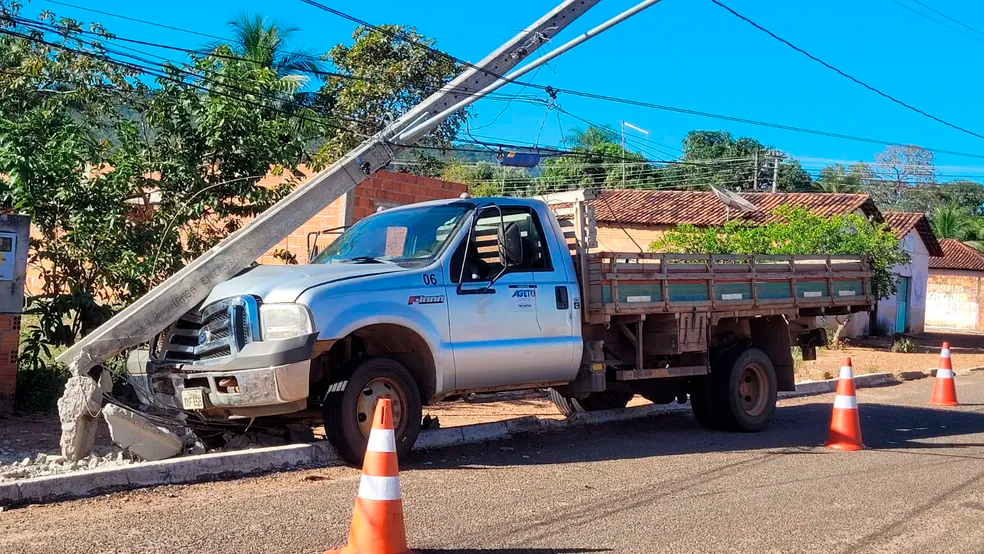 Caminhonete bate em poste e deixa moradores sem energia em Monte do Carmo