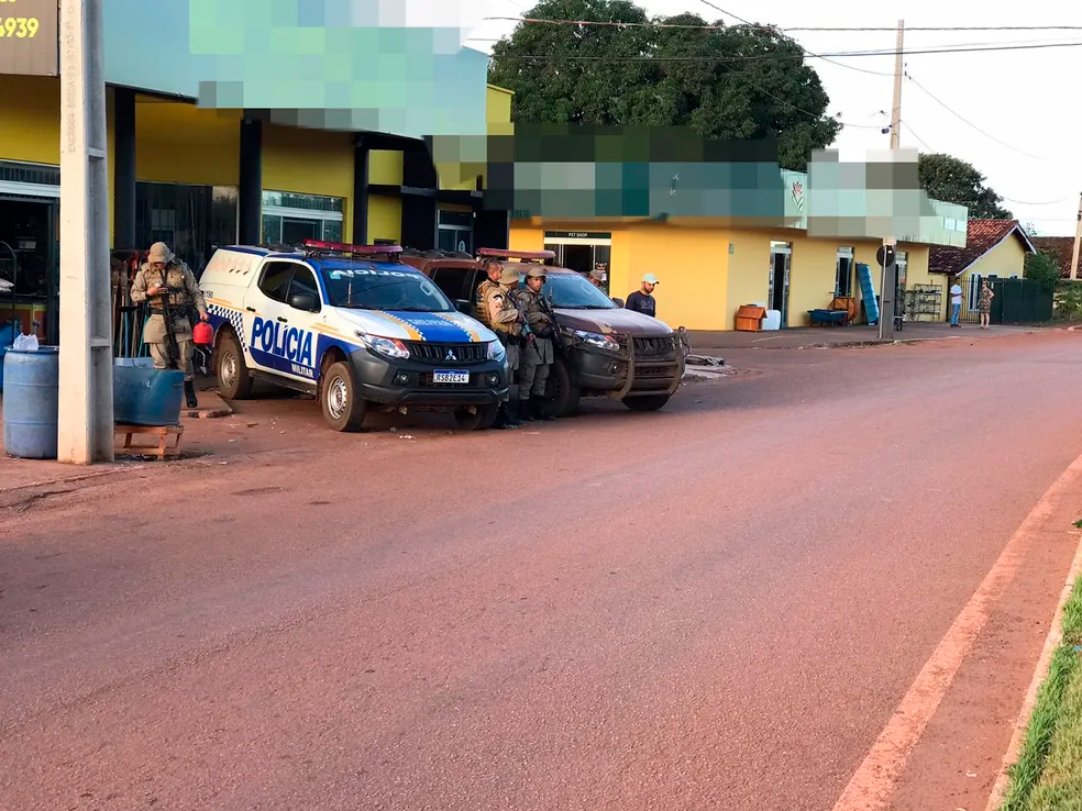 Suspeitos de integrar grupo que atacou Confresa (MT) fizeram família refém por mais de 8h antes de morrerem em confronto com a PM