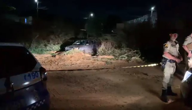Dois homens tentam fugir de tiros, mas são baleados e morrem dentro de carro em Palmas