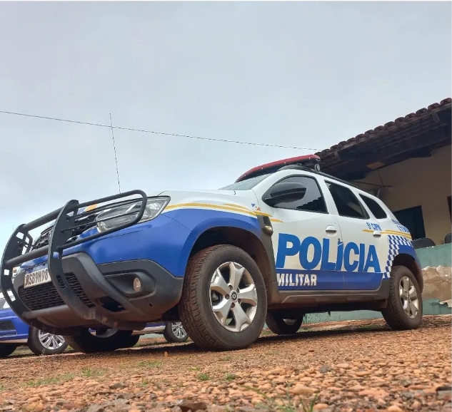 Homem suspeito de agredir a ex-mulher foge em moto com pneu furado e consegue escapar em matagal