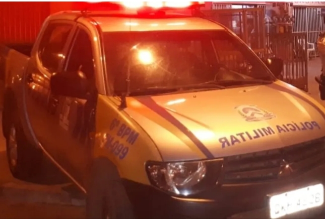 PM para suspeitos com roupas sujas de sangue e descobre que tinham acabado de matar homem com pedradas na cabeça