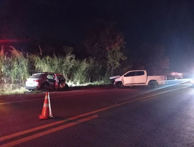 Jovem morre após batida de frente entre carro e caminhonete