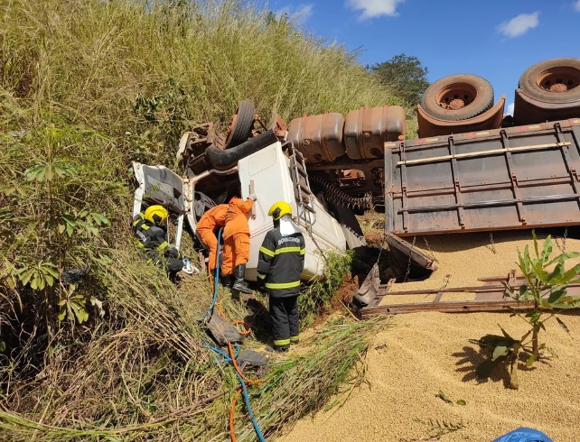 Carreta tomba na TO-335, interdita pista e motorista fica com as pernas presas às ferragens