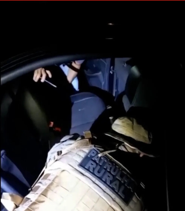 Duas pessoas sofrem tentativa de assassinato e suspeitos do crime são presos com carro roubado