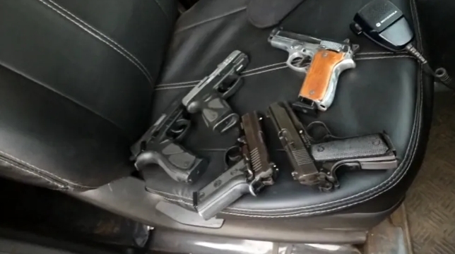 Cinco suspeitos são presos com armas após câmeras de trânsito identificarem carro roubado