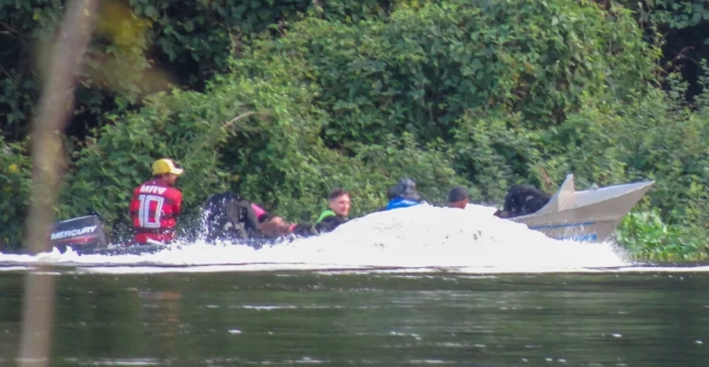 Foto mostra suspeito de atacar cidade de MT junto com comparsas atravessando rio Javaés dias antes de ser morto, diz PM