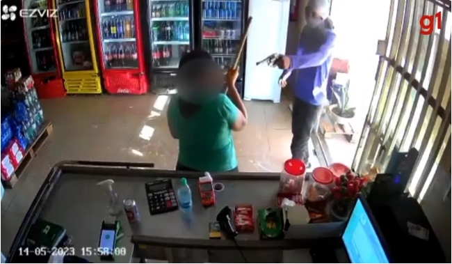 Criminosos armados rendem mulher que limpava comércio e fogem levando dinheiro e whisky