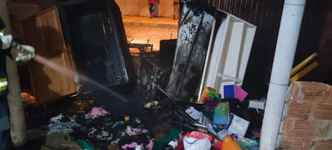 Homem é preso após atear fogo em móveis, eletrodomésticos e roupas da companheira por não aceitar término