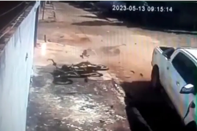 Motociclista tem ferimentos leves após moto ficar 'desmontada' durante batida forte com caminhonete