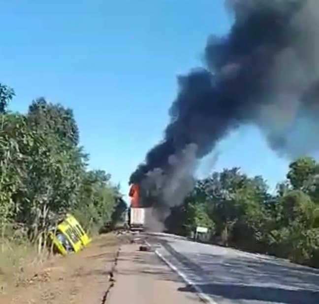 Batida de frente entre duas carretas interdita trecho da BR-153 em Talismã