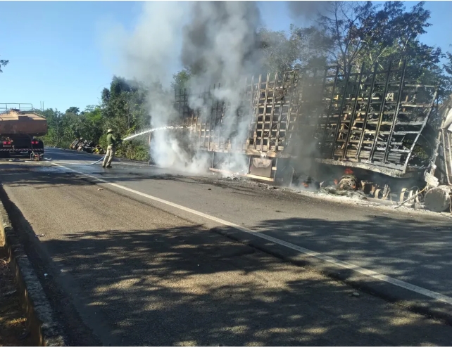 Motorista morre carbonizado após batida de frente entre duas carretas na BR-153