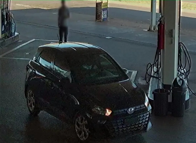 VÍDEO: Motorista enche o tanque e aproveita que carro não tinha placas para sair sem pagar