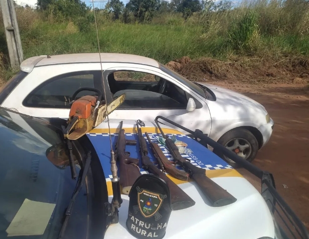 Dois suspeitos trocam tiros com policiais após roubo de carro e um deles morre no confronto