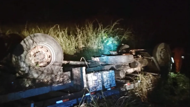 Motorista fica preso às ferragens e morre após caminhão tombar na TO-336