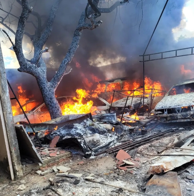 Incêndio em pátio de funerária de Palmas deixa carros destruídos