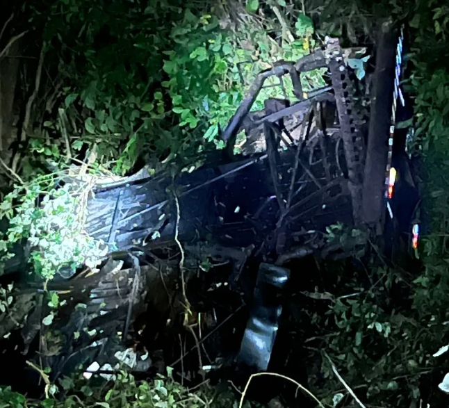 Uma pessoa morre e outra fica ferida após caminhão passar direto por curva e cair em precipício