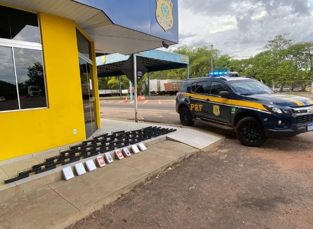 Agentes da PRF param carro por ultrapassagem irregular, sentem cheiro de maconha e encontram drogas em fundo falso; VÍDEO