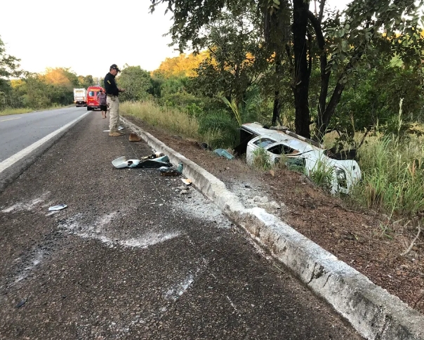 Motorista morre após caminhonete sair da pista e bater em árvore às margens da BR-153