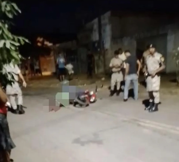 Homem é assassinado e cai em cima da própria moto na frente de escola