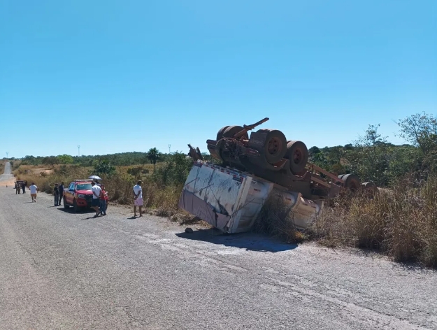 Pai morre junto com os filhos de 14 e 7 anos em acidente envolvendo caminhão e caminhonete