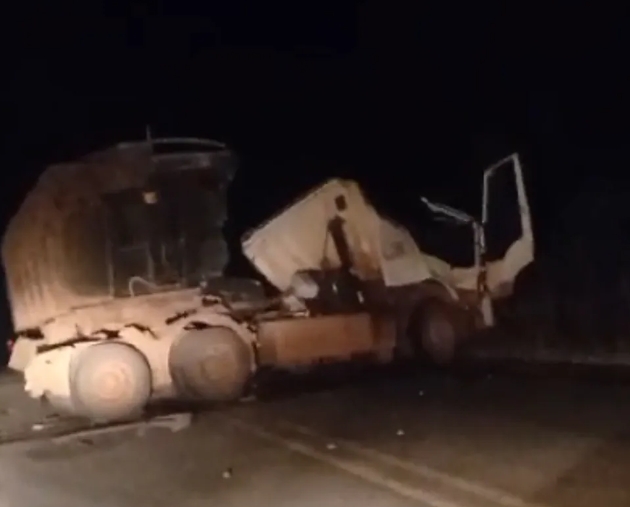 Caminhoneiro é arremessado e morre após carretas baterem de frente em rodovia