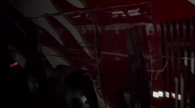 Duas pessoas ficam feridas durante batida entre caminhão cegonha e ônibus na BR-153