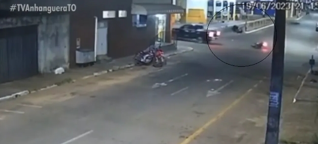 VÍDEO: Motociclista 'voa' após ser atingido por caminhonete em cruzamento de Araguaína