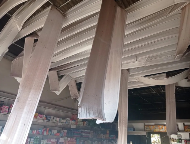 Farmácia pega fogo e parte do teto desaba antes da loja abrir