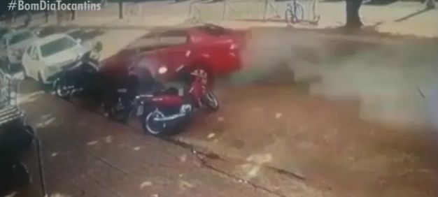 Adolescente perde controle de carro, invade contramão de avenida e atinge cinco veículos; VÍDEO