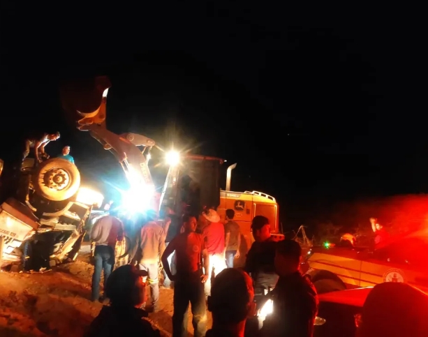 Bombeiros resgatam motorista que ficou preso na cabine de carreta após tombamento