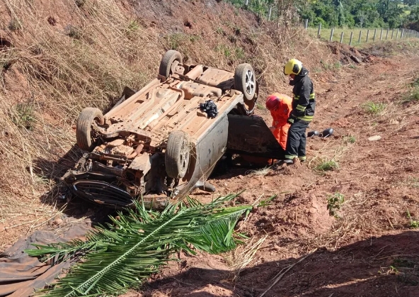 Três pessoas ficam feridas após carro capotar em rodovia e parar em barranco