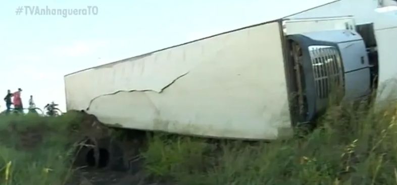 Motorista perde o controle e carreta com 24 toneladas de carne tomba em rotatória na BR-153