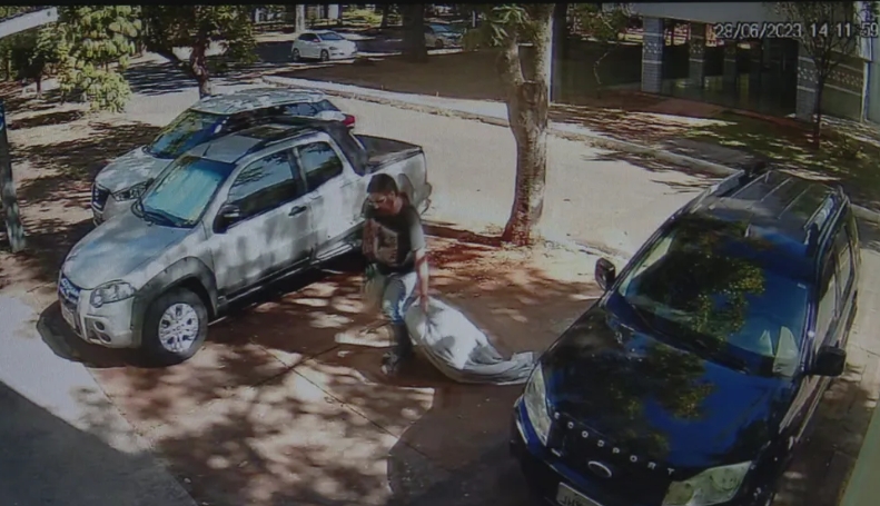 VÍDEO mostra homem levando criança dentro de mala para apartamento, em Brasília; ele é suspeito de sequestro e estupro