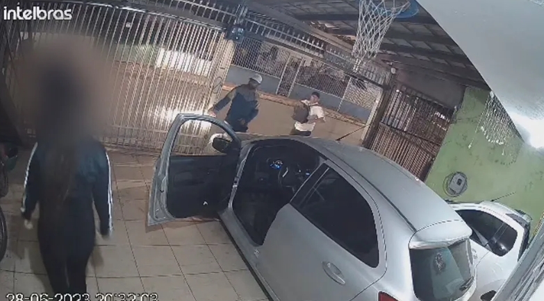 VÍDEO: casal é rendido dentro de casa e carro da família é levado por criminosos, no DF