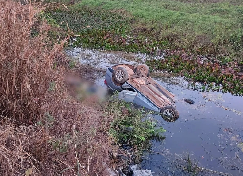 Três pessoas da mesma família morrem após carro capotar e cair dentro de canal de água
