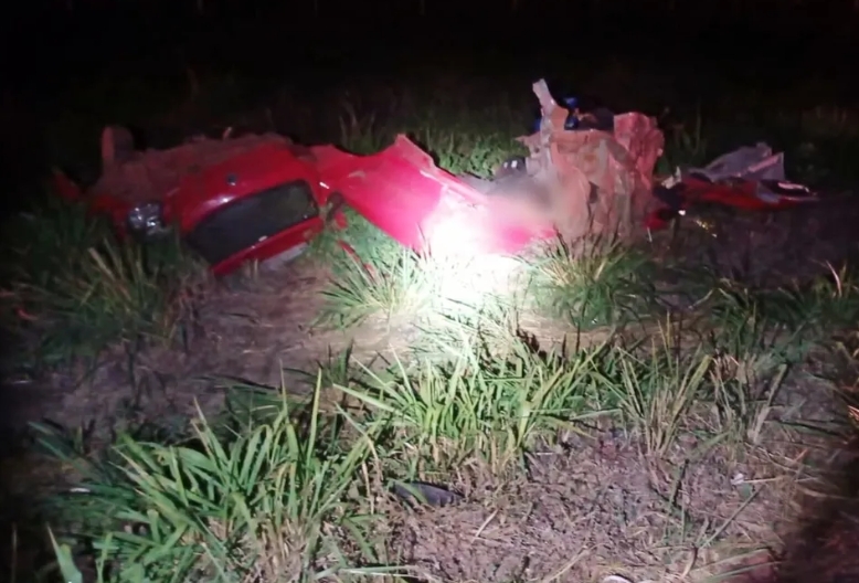 VÍDEO; Fazendeiro morre após bater de frente com caminhão e ter carro despedaçado