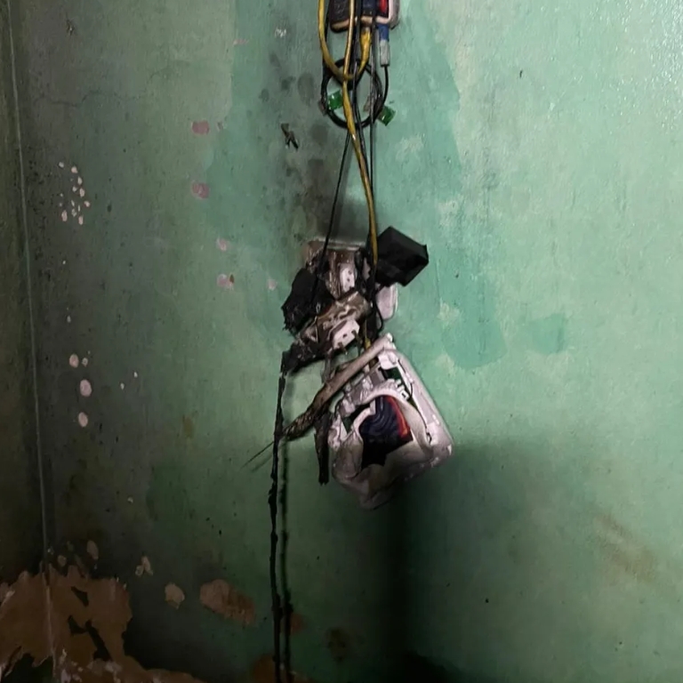 Casa de brigadista de incêndio pega fogo após curto-circuito em tomada com mais de um equipamento