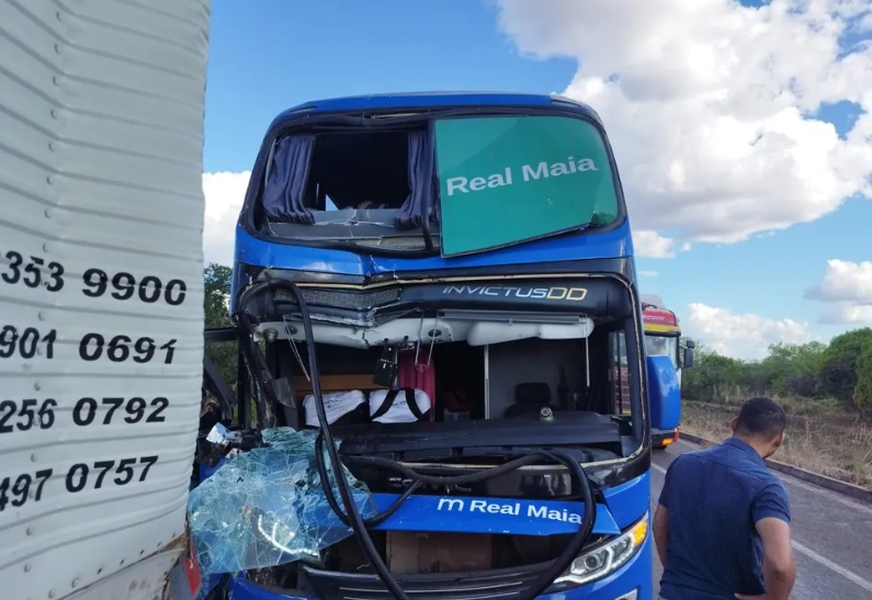 Ônibus bate na traseira de caminhão e duas pessoas ficam feridas na BR-153