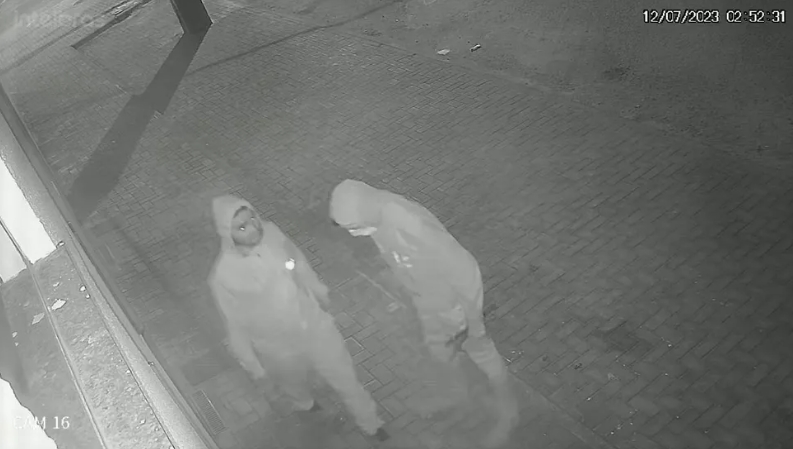 Homens arrombam barbearia de madrugada e furtam cerca de R$ 6 mil em produtos; veja vídeo