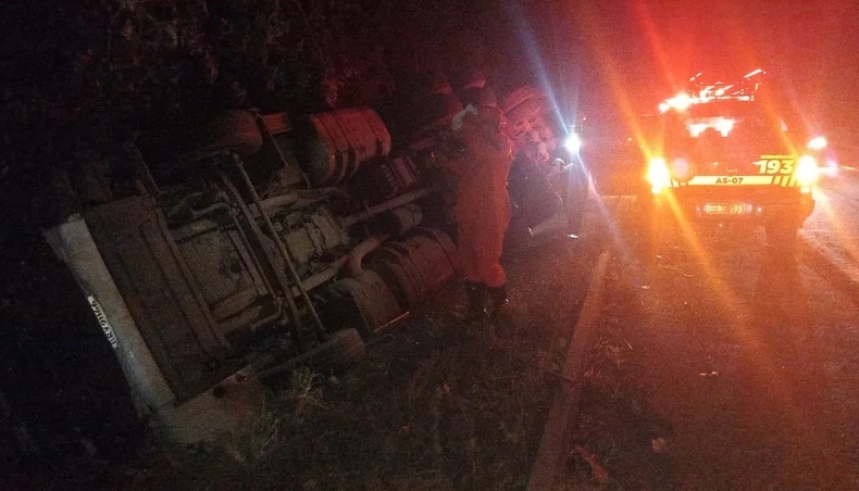 Casal e duas crianças ficam feridos após caminhão tombar em trecho da BR-153
