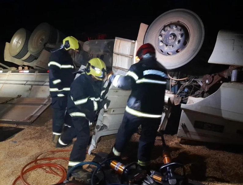 Motorista morre após tombar carreta e ficar soterrado por grãos na TO-080